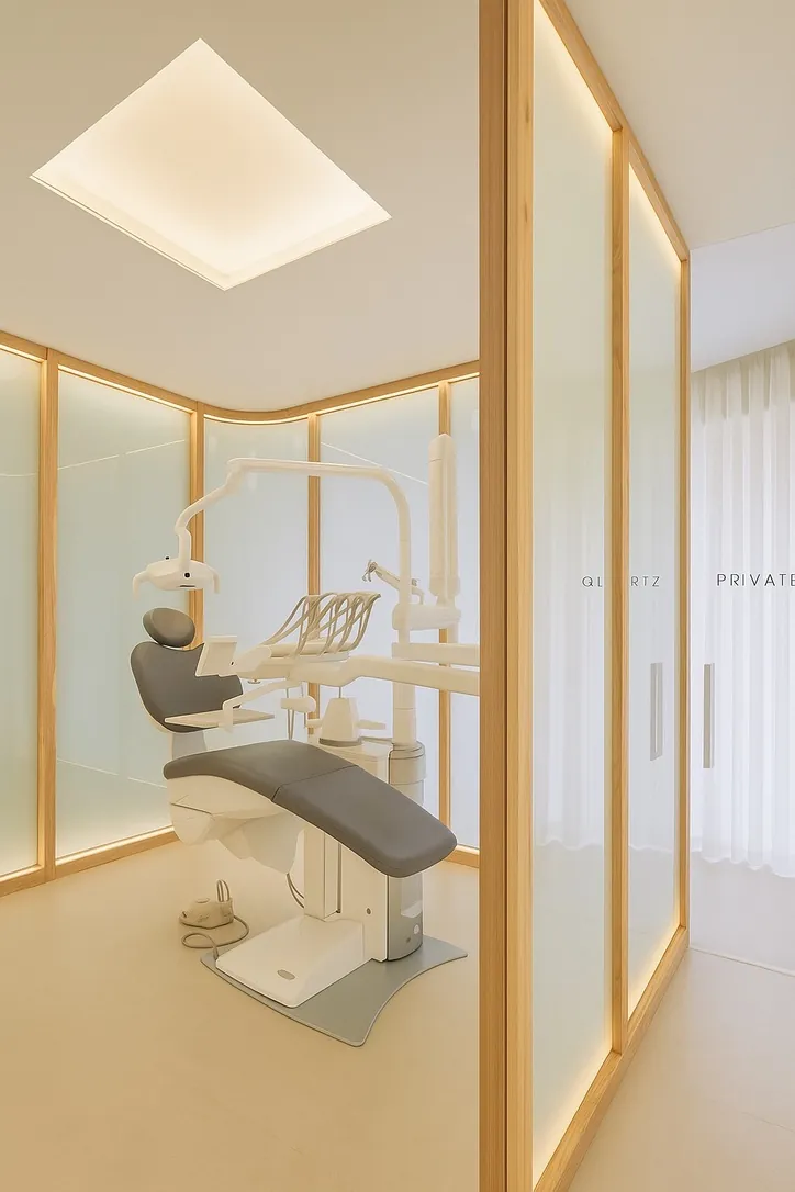 Gabinete dental con sillón y luz natural