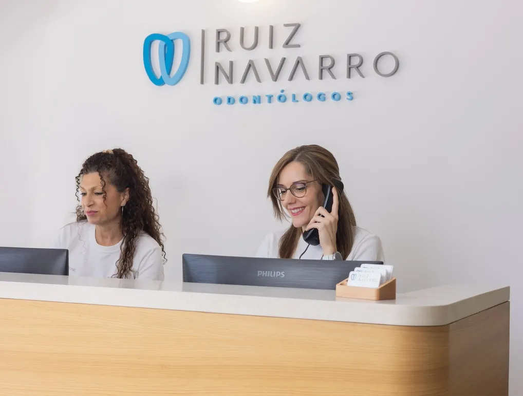 Recepción de Ruiz Navarro Odontólogos atendiendo a pacientes