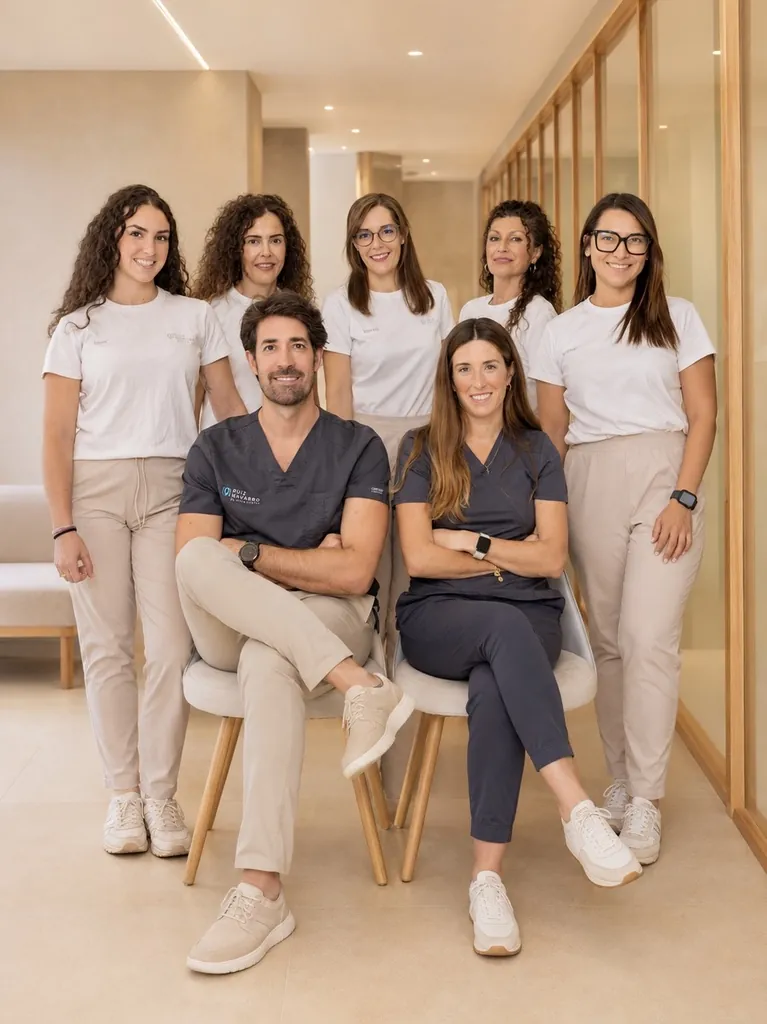 Equipo completo de Clínica Dental Ruiz Navarro en el pasillo de la clínica