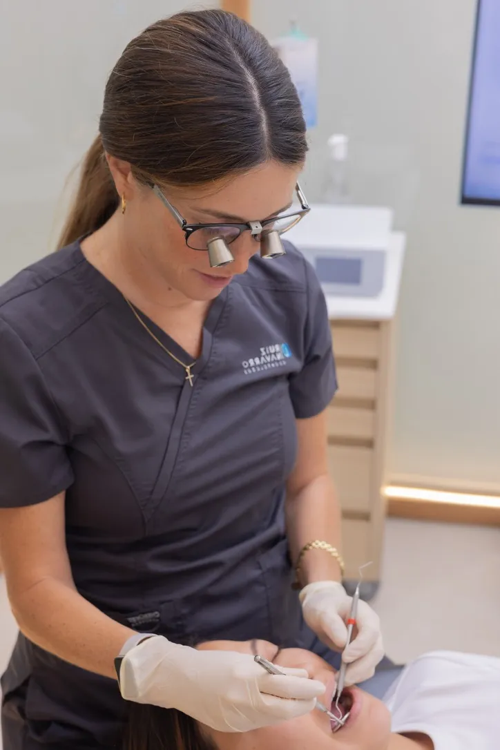 Doctora realizando un tratamiento dental