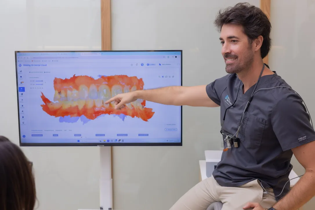 Dr. Germán Ruiz explicando un escaneo dental 3D